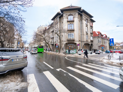 Interwar Building - Cismigiu Garden | 165 SQM | Circular 6-Room Apartment 